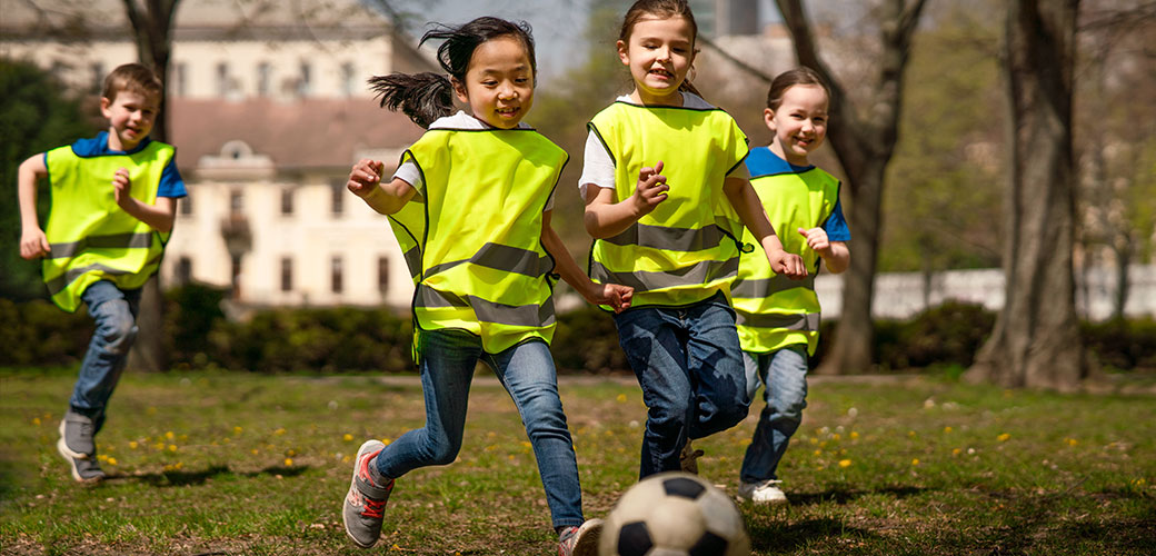 Kinderen spelend buiten zonder schermen